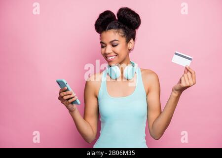 Portrait rapproché de sa jolie jolie jolie jolie jolie jolie fille enlisée gaie à la gaieté, utilisant la liste de lecture des morceaux de musique à l'achat de cellules Banque D'Images