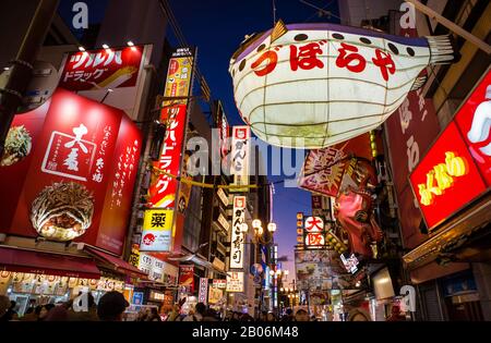 Publicité colorée, restaurants et magasins sur le mile Dotonbori de divertissement, nuit tourné, Osaka, Japon Banque D'Images