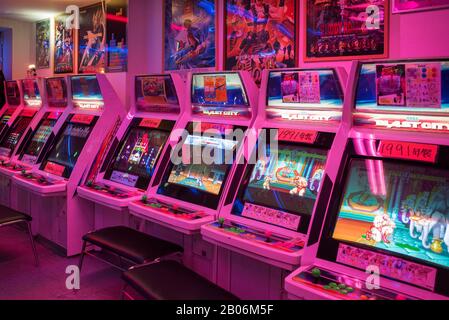 Vieux jeux vidéo, machines d'arcade des années quatre-vingt et quatre-vingt, quartier Shinsekai, Osaka, Japon Banque D'Images