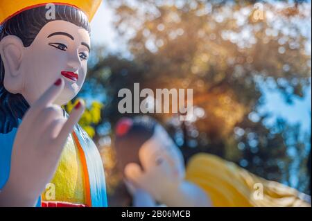 Personnages saints avec Bouddha couché dans le parc de la pagode Hong Hien, Fréjus, Var, Provence-Alpes-Côte d'Azur, France Banque D'Images