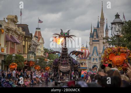 Festival of Fantasy Parade sur Main Street au parc thématique Magic Kingdom, dragon coupe-feu du film Disney Being Beauty, Walt Disney Banque D'Images