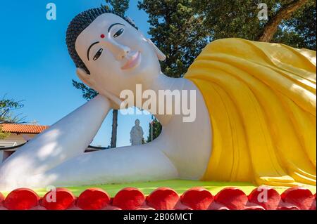 Bouddha allongé dans le parc de la pagode Hong Hien, Fréjus, Var, Provence-Alpes-Côte d'Azur, France Banque D'Images