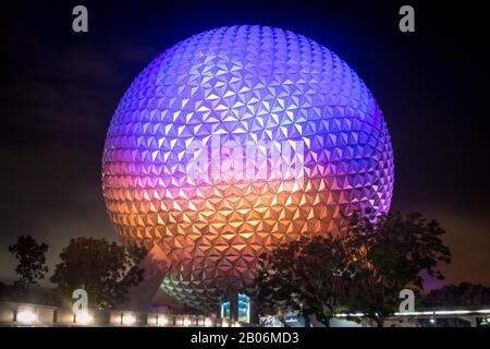 Attraction Spaceship Earth la nuit, site touristique du parc thématique Epcot, Walt Disney World, Orlando, Floride, États-Unis Banque D'Images