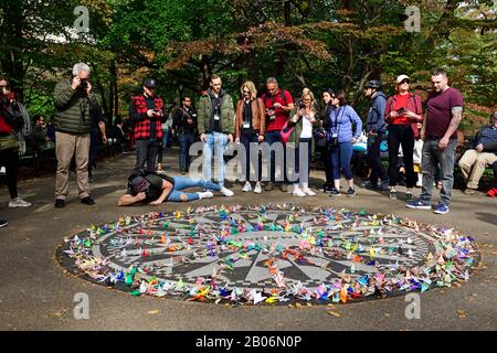 Les Touristes Photographient Le John Lennon Memorial, Strawberry Fields, Central Park, Manhattan, New York City, New York State, États-Unis Banque D'Images