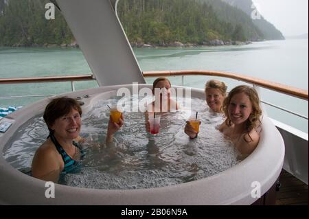 Les passagers profitant du bain à remous sur le bateau de croisière Safari Endeavour ancré à Paysages Cove, Thomas Bay, Tongass National Forest, Alaska, États-Unis Banque D'Images