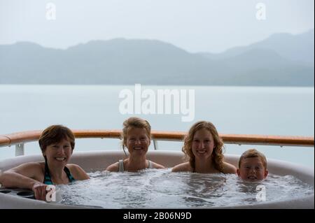 Les passagers qui apprécient le bain à remous du bateau de croisière Safari Endeavour ont été ancrés à La Crique Des Paysages, à Thomas Bay, à la forêt nationale de Tongass, en Alaska, aux États-Unis Banque D'Images