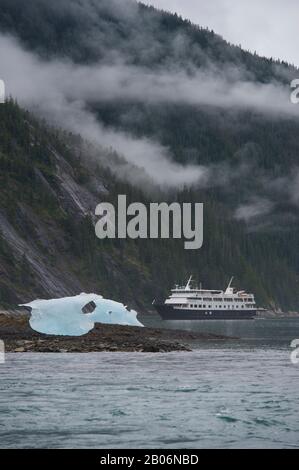 Vue du bateau de croisière Safari Endeavour à l'ancre à Fords Terror, Endicott Arm, Tongass National Forest, Alaska, USA avec de petits icebergs en premier plan Banque D'Images