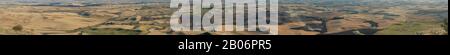 Vue panoramique (153 x 12 pouces) de Steptee Butte de champs de roulement avec les agriculteurs qui récoltent du blé et du champ de labour dans la Palouse, Washingt de l'est Banque D'Images
