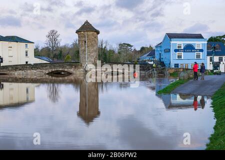 Des records de hauts niveaux de rivière menacent de submerger le pont historique Monnow, à Monmouth, au sud du Pays de Galles. Février 2020. Banque D'Images