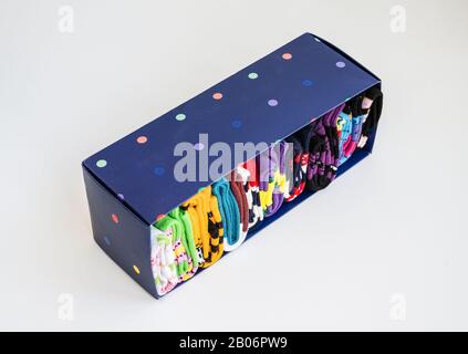 Boîte en carton bleu avec chaussettes colorées bien repliées. Style de vie minimaliste, concept de débrayer et de tri. Banque D'Images