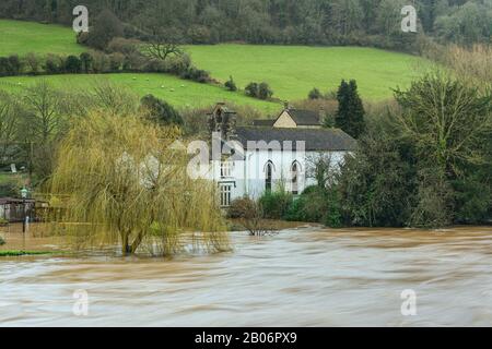 L'église morave au bord de la rivière de Brockweir est inondée alors que la rivière Wye continue de monter à la suite de fortes pluies. Février 2020. Banque D'Images