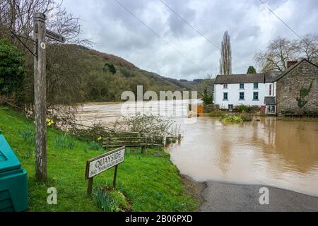 Les maisons en bord de rivière sont inondées alors que la rivière Wye continue de monter à la suite de fortes pluies. Février 2020. Banque D'Images