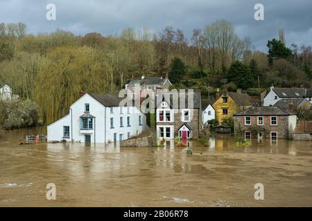 Les maisons en bord de rivière sont inondées alors que la rivière Wye continue de monter à la suite de fortes pluies. Février 2020. Banque D'Images