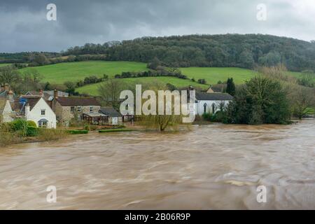 Les maisons en bord de rivière sont inondées alors que la rivière Wye continue de monter à la suite de fortes pluies. Février 2020. Banque D'Images