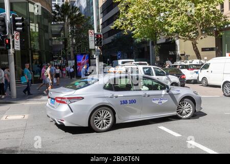 Berline australienne en taxi dans le centre-ville de Sydney, Nouvelle-Galles du Sud, Australie Banque D'Images