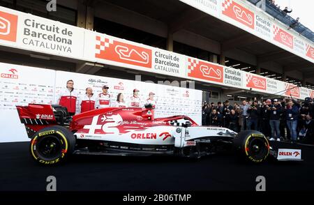 (De gauche à droite) Jan Monchaux, directeur technique des courses Alfa Romeo, Frédéric Vasseur, pilote de réserve Robert Kubica, pilote de développement Tatiana Calderon, Antonio Giovinazzi et Kimi Raikkonen dévoilent la nouvelle voiture pour la saison 2020 au cours de la première journée de tests pré-saison sur le circuit de Barcelone-Catalunya. Banque D'Images