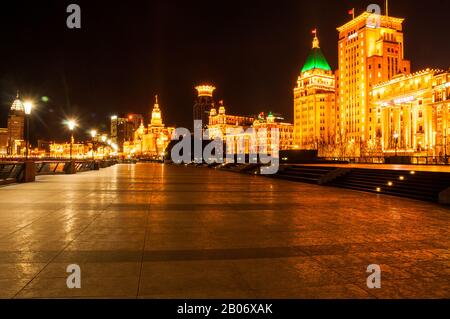 Le front de mer historique de Bund de Shanghai avec son architecture coloniale vue la nuit. Banque D'Images