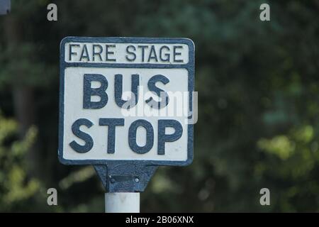 Un Panneau D'Arrêt De Bus En Métal Noir Et Blanc Vintage. Banque D'Images
