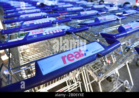 La vente réelle dans la chaîne de tissu sec est écrasée. Dans le SCP du nouvel an prend le relais. Photo d'archive : thème Réel - Environ 30 marchés sont fermés après-vente. Environ 30 des 276 magasins réels encore en existence doivent être fermés après la vente prochaine de la chaîne de supermarchés à l'investisseur financier SCP. Chariots à un vrai supermarché à Muenchen Freimann, m 14.02.2020. Â | utilisation dans le monde entier Banque D'Images