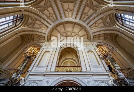 Intérieur de l'Académie hongroise des sciences (MTA). Budapest, Hongrie. Escalier principal avec dôme. Banque D'Images