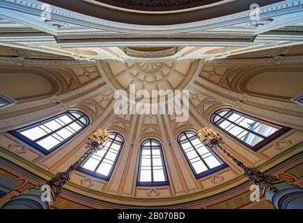 Intérieur de l'Académie hongroise des sciences (MTA). Budapest, Hongrie. Escalier principal avec dôme. Banque D'Images