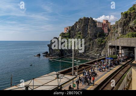 Village de Manarola populaire destination touristique européenne italienne dans le parc national de Cinque Terre Patrimoine mondial de l'UNESCO, Ligurie, Italie, Riviera italienne Banque D'Images