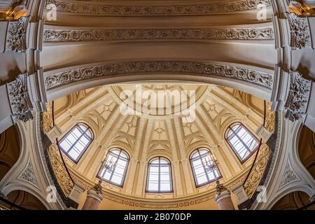 Intérieur de l'Académie hongroise des sciences (MTA). Budapest, Hongrie. Escalier principal avec dôme. Banque D'Images