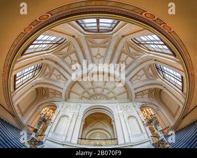 Intérieur de l'Académie hongroise des sciences (MTA). Budapest, Hongrie. Escalier principal avec dôme. Banque D'Images