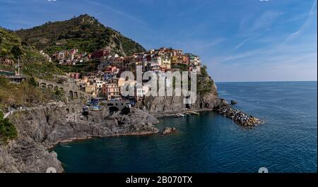 Village de Manarola populaire destination touristique européenne italienne dans le parc national de Cinque Terre Patrimoine mondial de l'UNESCO, Ligurie, Italie, Riviera italienne Banque D'Images