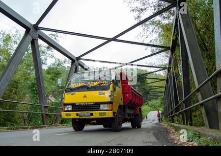 Camion de construction sur le pont de Jembalan wae wako au-dessus de la rivière Wae Longge. Nusa Tenggara Est, Indonésie Banque D'Images