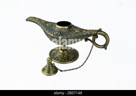 Lampe aladdin aux couleurs dorées et à la magie des antiquités sur fond blanc Banque D'Images