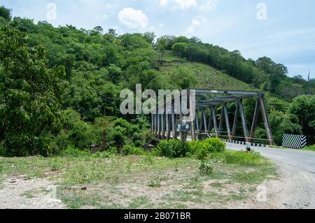 Pont Golo Ronggot au-dessus de la rivière Wae Longge. Nusa Tenggara Est, Indonésie Banque D'Images