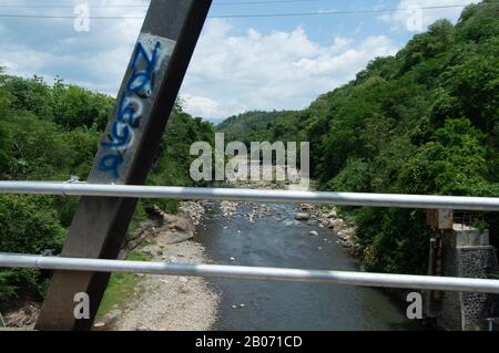 Pont Golo Ronggot au-dessus de la rivière Wae Longge. Nusa Tenggara Est, Indonésie Banque D'Images