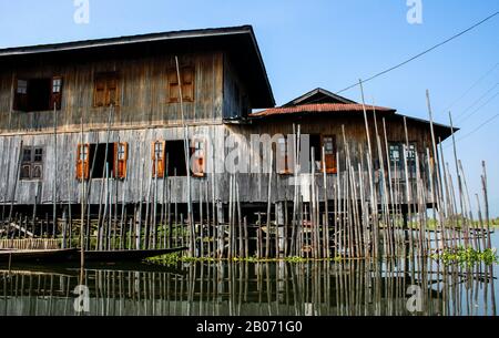 péniche sur le lac Inle (Birmanie -Birmania) Banque D'Images