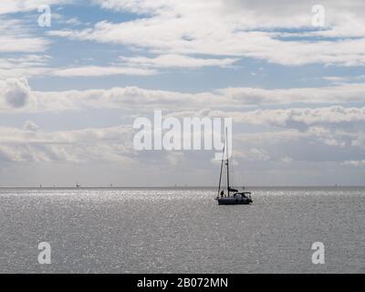 Bateau à voile sur le lac Markermeer aux Pays-Bas Banque D'Images