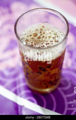 Thé à la menthe marocain dans le verre Banque D'Images