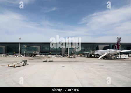 Doha / Qatar – 18 février 2020 : un avion de Qatar Airlines sur le stand de l'aéroport international de Hamad, Doha, Qatar Banque D'Images