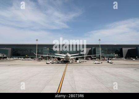 Doha / Qatar – 18 février 2020 : vue arrière d'un avion de Qatar Airlines sur le stand de l'aéroport international de Hamad, Doha, Qatar Banque D'Images