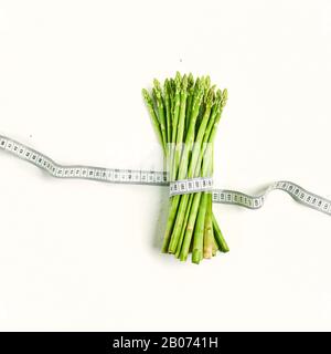 Mise en page créative asperges au concept de mesure de l'alimentation, mode de vie sain, l'alimentation, végétarien, vue d'en haut. Banque D'Images