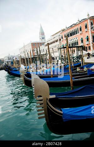 Ville De Venise, Italie, Europe. Gondoles amarrées sur le Grand Canal avec des couvertures bleues Banque D'Images