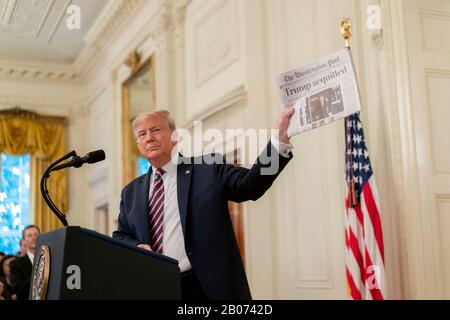 États-Unis Washington DC -- 06 février 2020 -- le président Donald J Trump détient une copie du journal du Washington Post avec un titre disant « Trump a acquitté » Banque D'Images