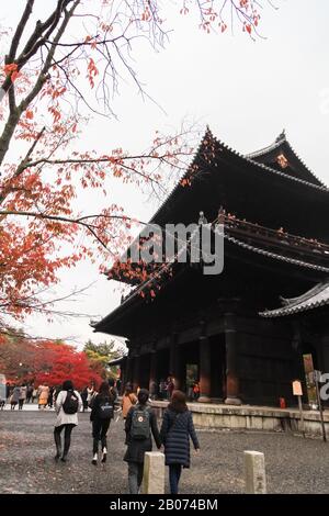 Kyoto, Japon - 18 novembre 2017 : visite touristique temple de Nanzenji la belle saison d'automne à Kyoto., saison D'automne Colorée dans le temple de Nanzenji à Ky Banque D'Images