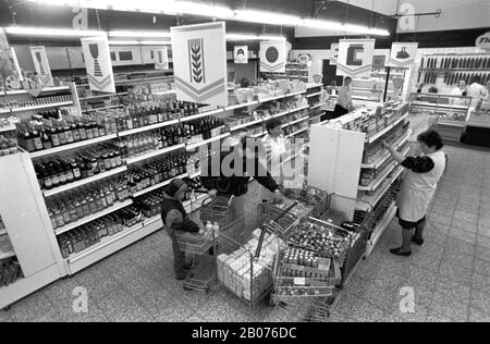 15 février 1990, Saxe, Torgau: Vue sur une épicerie à Torgau au printemps 1990, peu avant les premières élections libres dans la RDA. Date exacte de l'enregistrement inconnue. Photo : Volksmar Heinz/dpa-Zentralbild/ZB Banque D'Images