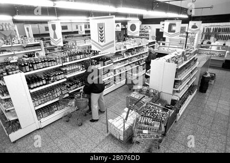 15 février 1990, Saxe, Torgau: Vue sur une épicerie à Torgau au printemps 1990, peu avant les premières élections libres dans le RDA. Date exacte de l'enregistrement inconnue. Photo : Volksmar Heinz/dpa-Zentralbild/ZB Banque D'Images