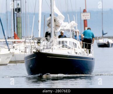 HRH Princess Anne encadre son yacht "The Blue Doubleet" du port de Lymington dans le Solent England juillet 1992 Banque D'Images