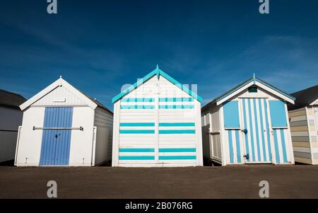 Huts De Plage Anglais Traditionnel. Une rangée de huttes de plage que l'on trouve couramment dans les stations balnéaires britanniques. Banque D'Images