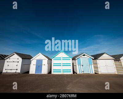 Huts De Plage Anglais Traditionnel. Une rangée de huttes de plage que l'on trouve couramment dans les stations balnéaires britanniques. Banque D'Images