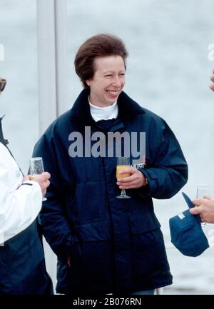 HRH Princess Anne à bord de Pride of Teesside yacht, Ocean Village, Southampton, Angleterre avril 1992 Banque D'Images