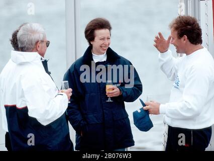 HRH Princess Anne à bord de Pride of Teesside yacht, Ocean Village, Southampton, Angleterre avril 1992 Banque D'Images