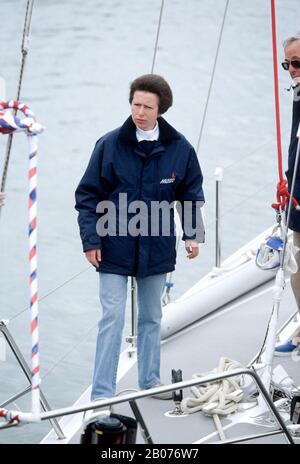 HRH Princess Anne à bord de Pride of Teesside yacht, Ocean Village, Southampton, Angleterre avril 1992 Banque D'Images